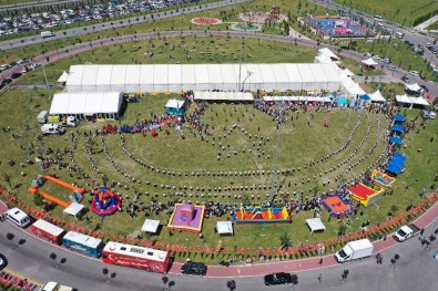 500 Ögrenciden Ay-Yildizli 'Zeybek' Gösterisi