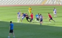 Amasya'da Amatör Maçta Kavga Açiklamasi Sahaya Çöp Kovasi Atildi, Futbolcular Birbirine Girdi