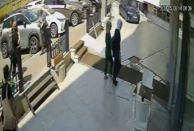 Bahçelievler'de 2 Kadin Hirsiz Altin Dolu Kasayi Alip Götürdü