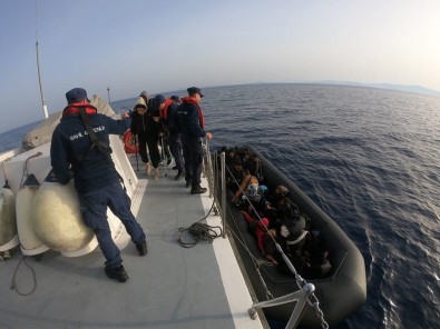 Izmir Açiklarinda 30 Düzensiz Göçmen Yakalandi, 25'I Çocuk 58 Göçmen Kurtarildi