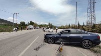 Karabük'te Iki Otomobil Çarpisti Açiklamasi 3 Yarali