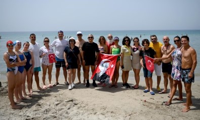 Kusadasi'nda Kulaçlar Atatürk'ü Anmak Için Atildi