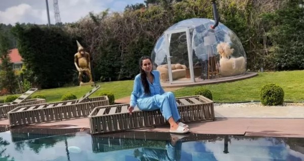 Dayalı döşeli lüks villasına bakın!