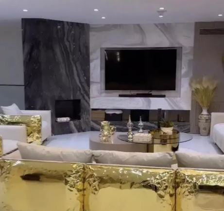 Dayalı döşeli lüks villasına bakın!