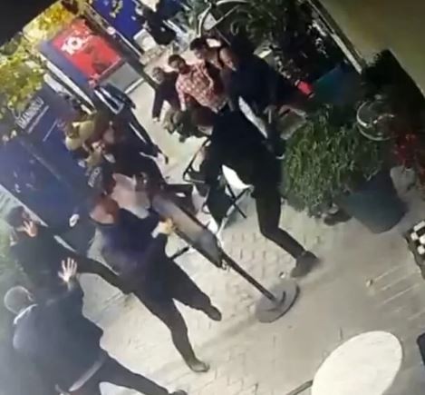 İstanbul Karaköy’de alacak verecek kavgası: Avukat kuzenine bıçakla saldırdı!