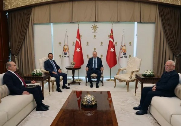 Başkan Erdoğan-Özel görüşmesi sona erdi: Gündem 'Yeni Anayasa' ve terörle mücadele