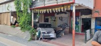 Adana'da Otomobil Kahvehaneye Girdi Açiklamasi 1'I Agir 5 Yarali