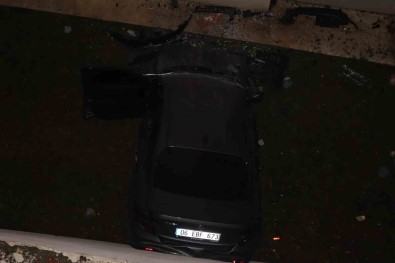 Ankara'da Kontrolden Çikan Otomobil Binanin 3'Üncü Katina Çarpti