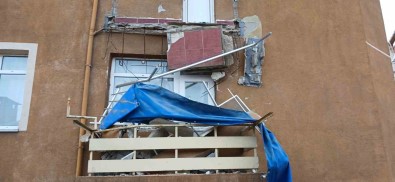 Avcilar'da Balkonu Çöken 6 Katli Binanin Tahliyesine Karar Verildi