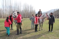 Bayburt'tan Özel Çocuklar Ilk Defa Atlarla Tanistilar