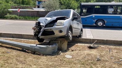 Burdur'da Kontrolden Çikan Ticari Araç Refüjde Çikip Aydinlatma Diregini Devirdi, 1 Yarali