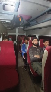Hatay'da 11 Kaçak Göçmen Minibüste Yakalandi