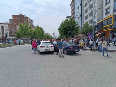 Kazaya Karisan Kadin Çevredekilere Hakaret Edip 'Trafik Dersi' Verdi