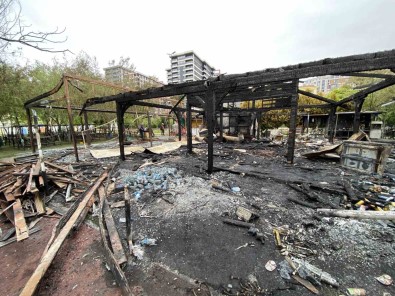 Küçükçekmece'de Kafe Yarim Saat Içinde Küle Döndü