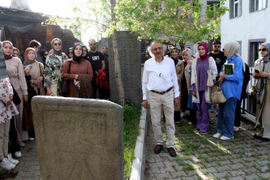Prof. Dr. Özden; Tarihi Sahsiyetlerin Mezarlari Gün Yüzüne Çikarilmali