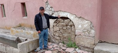 Tarihi Kapiyi Deprem Ortaya Çikardi