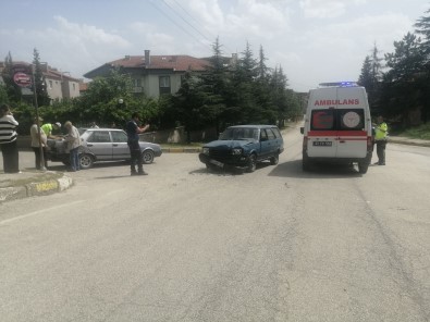 Isparta'da Iki Otomobil Çarpisti Açiklamasi 2 Yarali