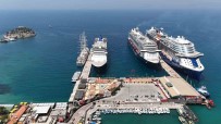 Kusadasi'na 3 Kruvaziyerle 7 Bin 892 Turist Geldi