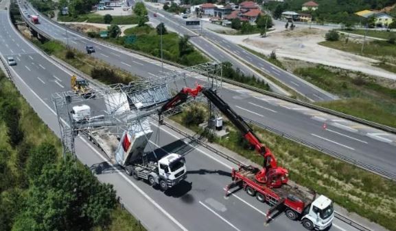 Düzce'de ilginç kaza: Havada asılı kaldı
