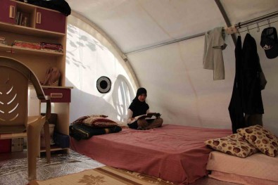 Çadirda Çalisarak Bursluluk Sinavinda 500 Tam Puan Alan Depremzede Ögrencinin Hayali Yazilim Mühendisi Olmak