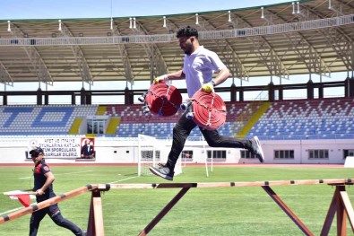 Ilk Kez Düzenlenen Üniversitelerarasi Itfaiye Oyunlarini Ardahan Ekibi Kazandi