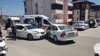 Karabük'te Iki Otomobil Çarpisti Açiklamasi 4 Yarali
