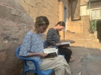 Mardin'de Iki Kiz Kardesin Okuma Azmi Engel Tanimiyor