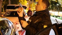 Ruhsatsiz Tabanca Ile Yakalandi, Kelepçe Takilinca Gülerek Polis Aracina Gitti