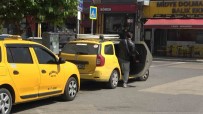 Taksiciyi Biçaklayip Gasp Ettikten Sonra Kaçmak Için Yine Ayni Duraktan Taksi Çagirmis