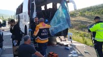 Yolcu Otobüsü Kamyonetle Çarpisti Açiklamasi 17 Yarali