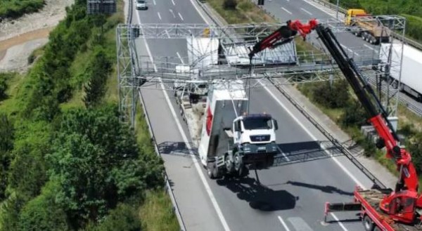 Düzce'de ilginç kaza: Havada asılı kaldı