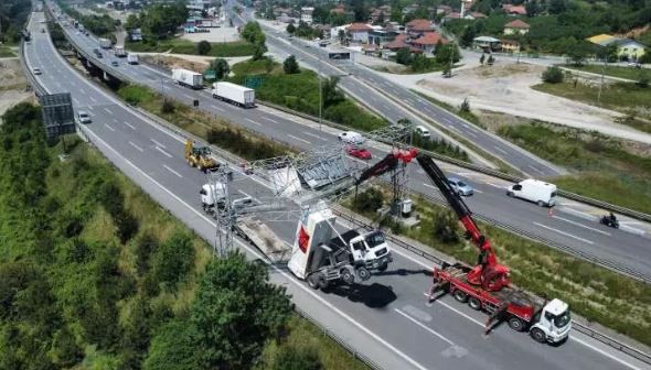 Düzce'de ilginç kaza: Havada asılı kaldı