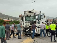 Burdur'da Tira Arkadan Çarpan Kamyon Sürücüsü Yaralandi