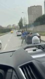 Istanbul'da Trafikte Boks Ringini Aratmayan Kavga Kamerada Açiklamasi Karsisindakini Yumrukladi