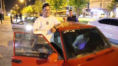 Kameradan Önce Kaçti Sonra Kahkahalarla Poz Verdi