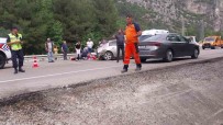 Otomobil Bariyere Çarpti Açiklamasi 4 Aylik Bebek Hayatini Kaybetti, 2 Kisi Yaralandi