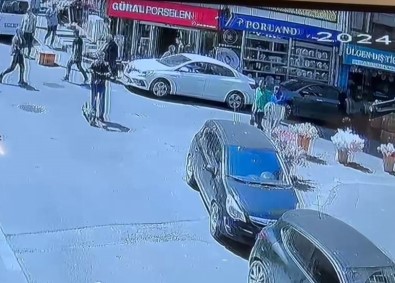 Otomobilin Içinde Para Dolu Çantayi Çalan Hirsizlar Kamerada