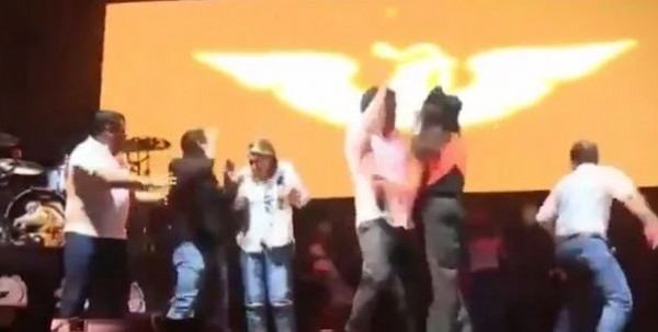 Korkunç olay! Parti sırasında sahne çöktü