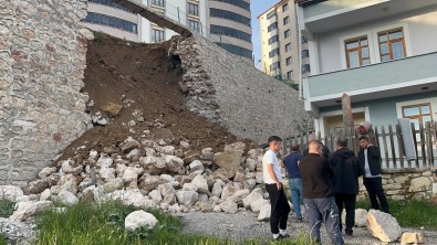 Bayburt'ta Çocuk Parkinin Istinat Duvari Çöktü, Alanda Bosluk Olustu