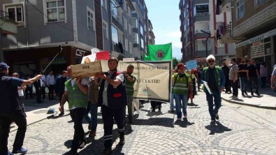 Çayi Tabuta Koyarak Sokak Sokak Gezdirdiler