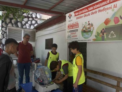 Ödül Almak Isteyen Ögrenciler, Okula Poset Poset Çöp Tasiyor