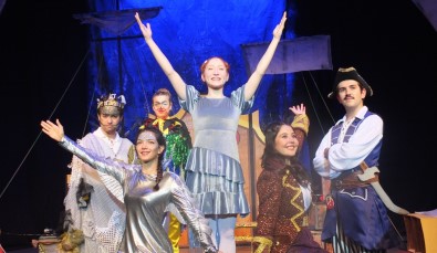 Sihirli Gemi Isimli Tiyatro Oyunu, Veda Ediyor