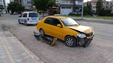 Üç Aracin Karistigi Kazada 1 Kisi Yaralandi