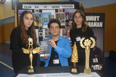 Yalnizligini Kitaplara Anlatti, Yilin En Genç Yazari Olarak 3 Ödül Birden Aldi
