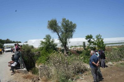 Otomobilin Dereye Düstügü Kazada Ölü Sayisi 2'Ye Yükseldi, Kayip Olan Çocuk Araniyor