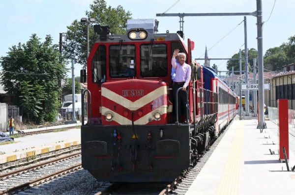 Yeniden hizmete açıldı! Azerbaycan'a ilk tren yola çıktı
