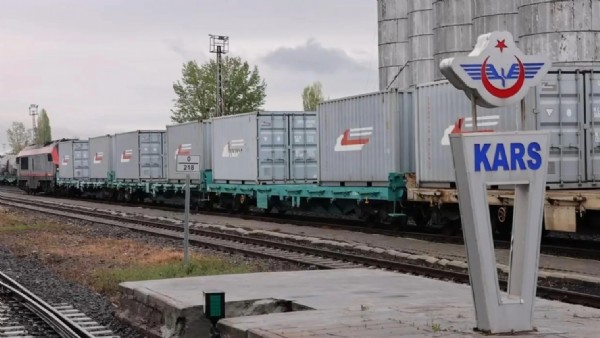 Yeniden hizmete açıldı! Azerbaycan'a ilk tren yola çıktı