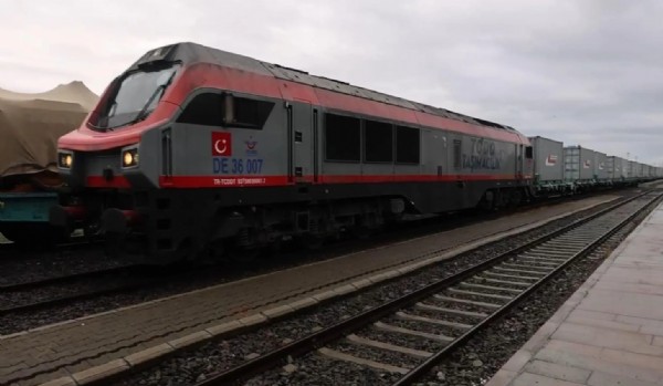 Yeniden hizmete açıldı! Azerbaycan'a ilk tren yola çıktı
