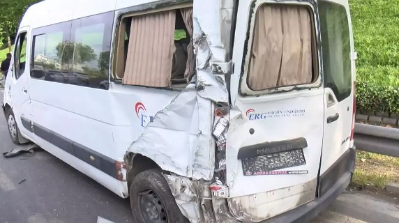 İstanbul'da can pazarı! Kamyonet işçi servisine çarptı