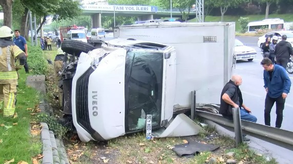 İstanbul'da can pazarı! Kamyonet işçi servisine çarptı
